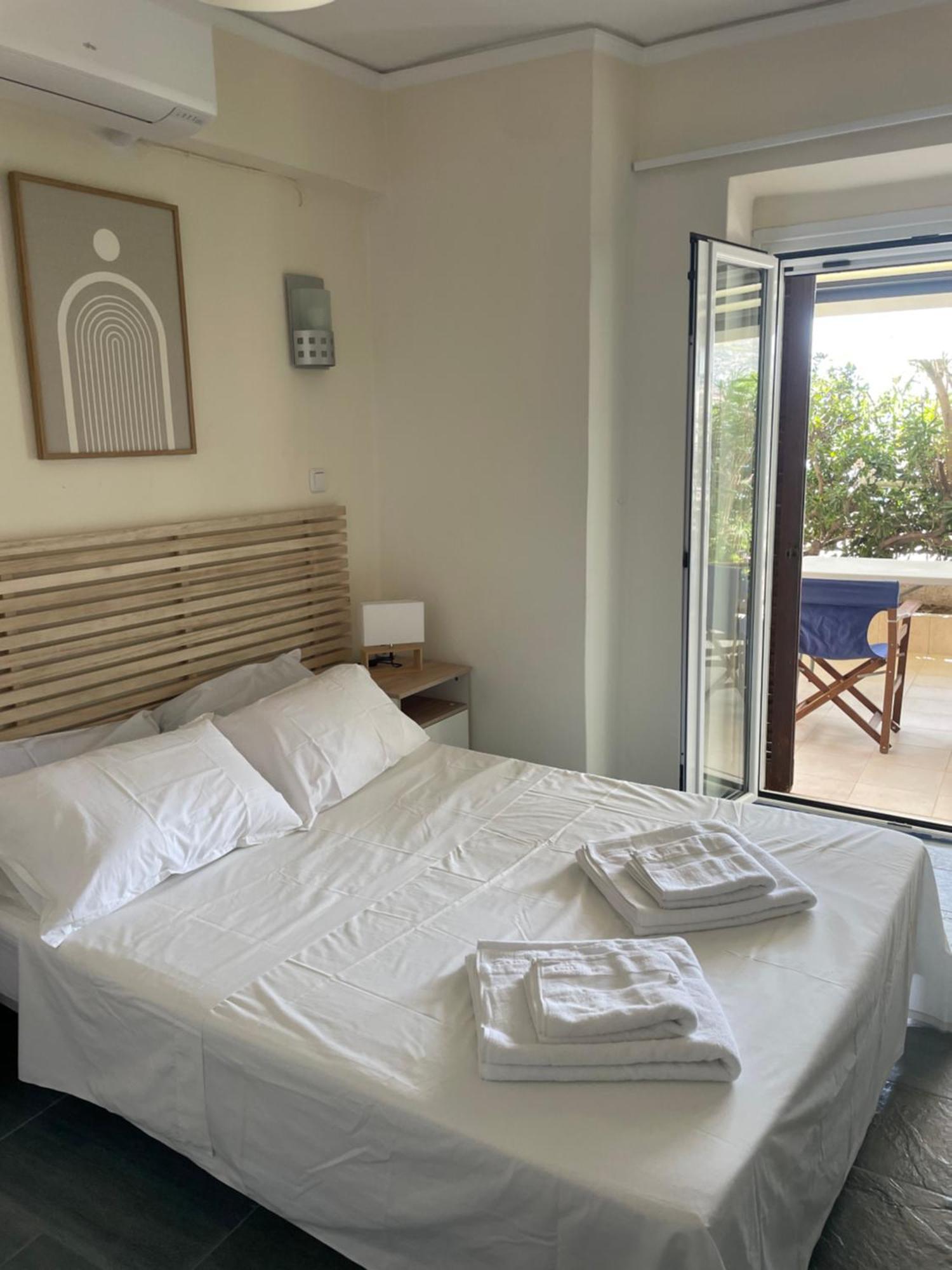 Sea La Vie - Beachfront Retreat Loutráki Exterior foto